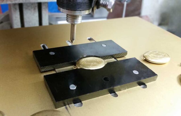 חריתה עדינה של מגן דוד מדוייק לגודל הרצוי